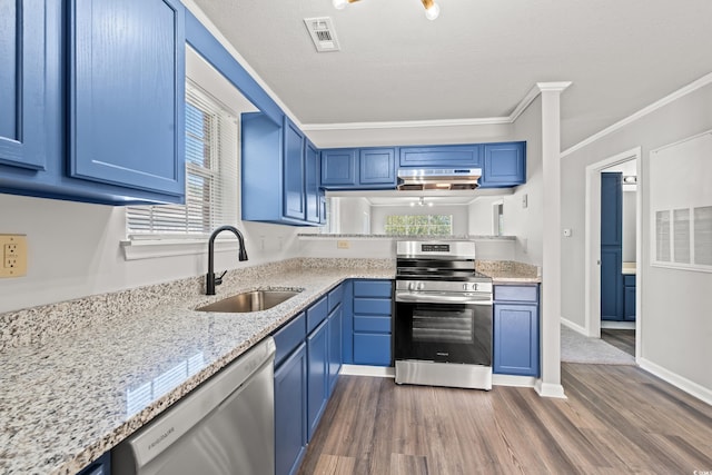 kitchen featuring dark hardwood / wood-style flooring, blue cabinetry, ornamental molding, sink, and stainless steel appliances