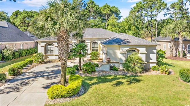 view of front of property featuring a front lawn