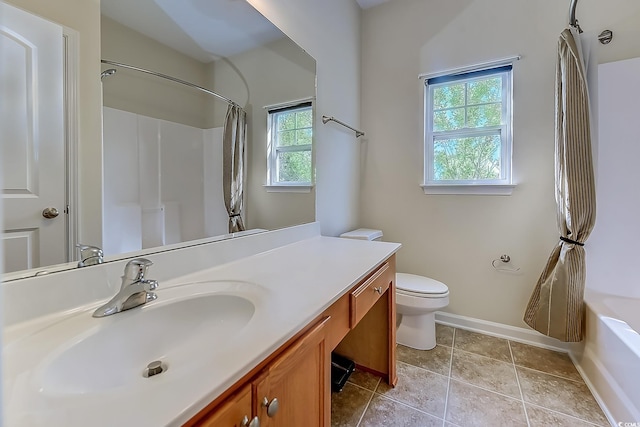 full bathroom with a wealth of natural light, shower / bath combo, vanity, and toilet