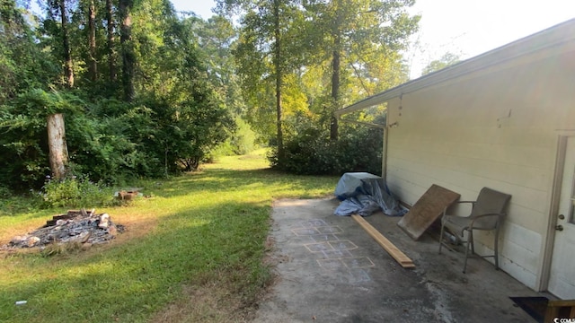 view of yard featuring a patio area