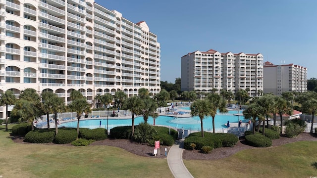 view of swimming pool featuring a lawn