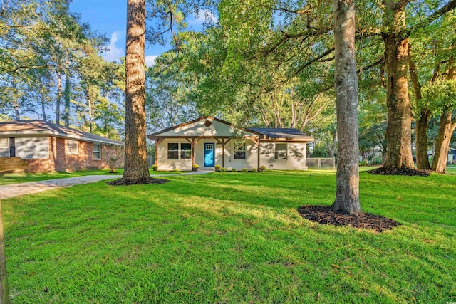 ranch-style home featuring a front lawn