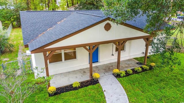 view of front of house with a front lawn