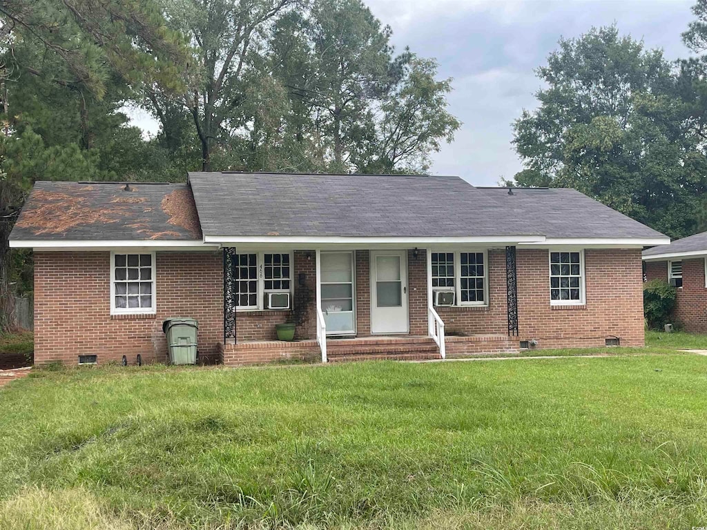 single story home featuring a front lawn