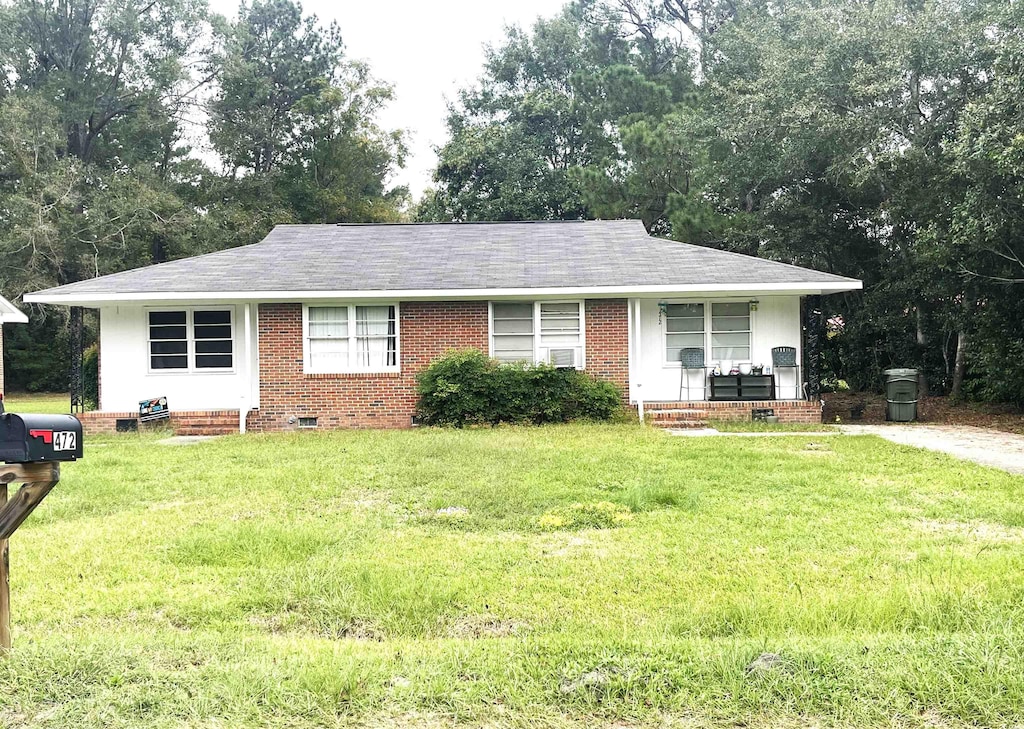 single story home featuring a front yard