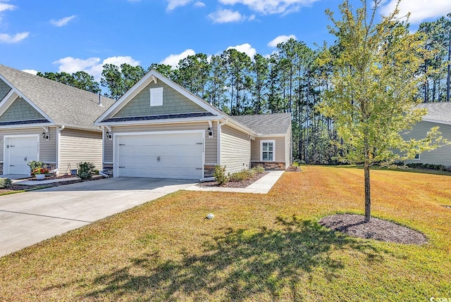 craftsman inspired home with a front lawn and a garage