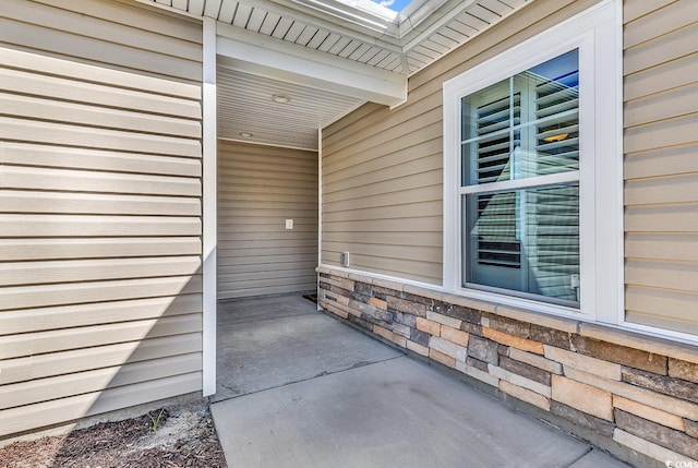 property entrance featuring a patio