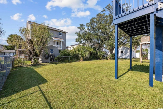 view of yard featuring a storage unit