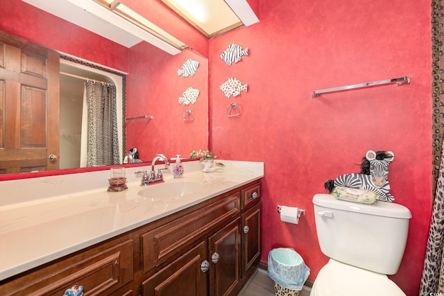 bathroom with toilet, a shower with curtain, and vanity