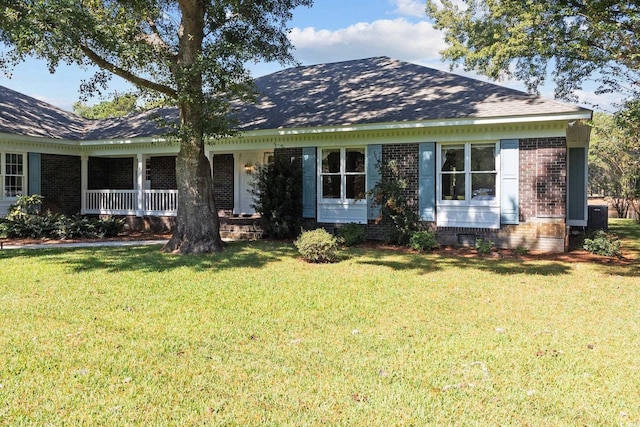 view of front of property featuring a front yard