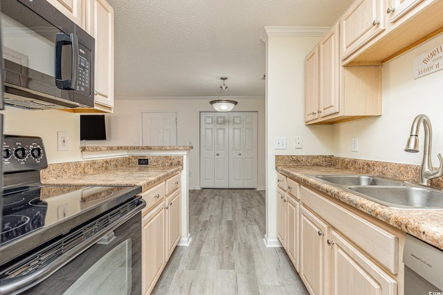 kitchen with sink, light hardwood / wood-style floors, ornamental molding, and black appliances