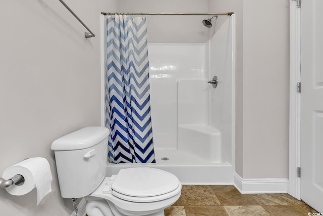 bathroom with toilet and a shower with curtain