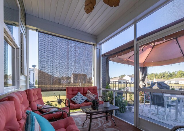 sunroom / solarium featuring ceiling fan