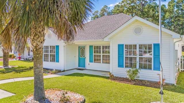 view of front of property featuring a front yard