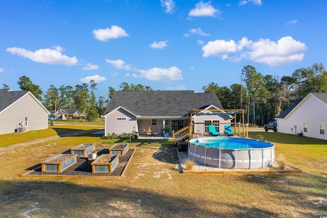 view of swimming pool with a lawn