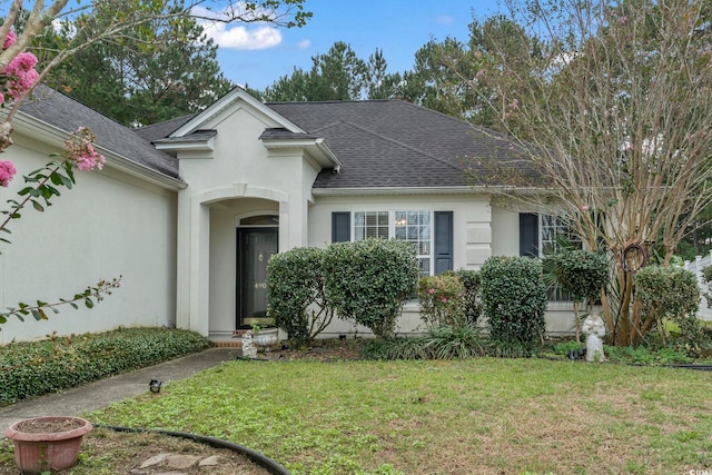 view of front of property featuring a front yard