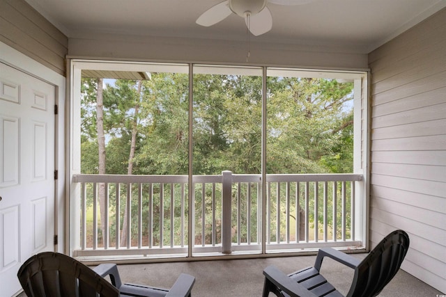 sunroom with ceiling fan