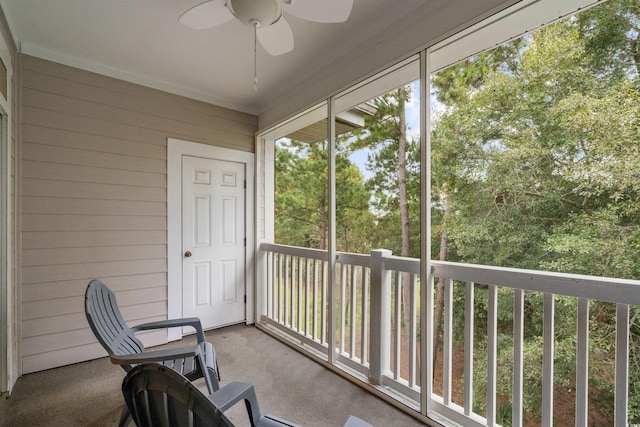 sunroom with ceiling fan