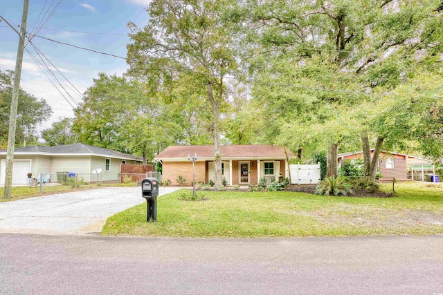 single story home with a front lawn