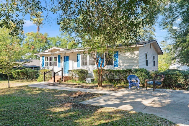 view of front of home featuring a front lawn