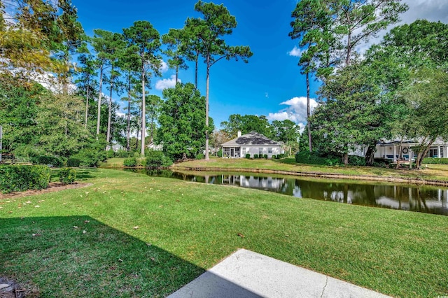 view of yard featuring a water view