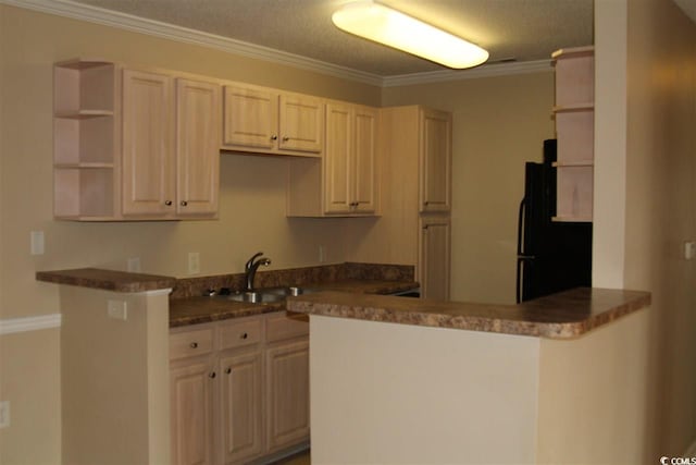 kitchen featuring kitchen peninsula, a textured ceiling, sink, and crown molding