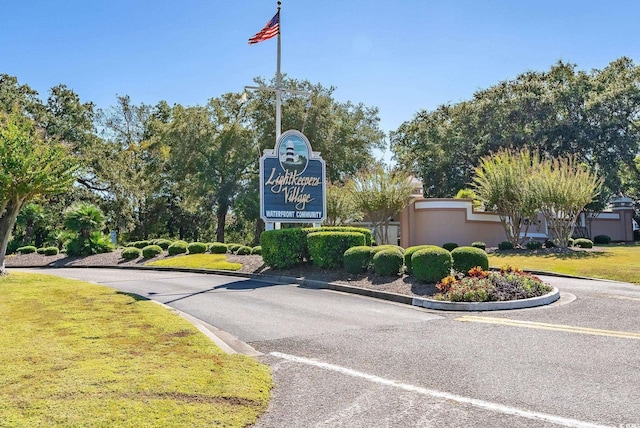 community sign with a lawn