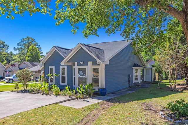 view of front facade featuring a front lawn