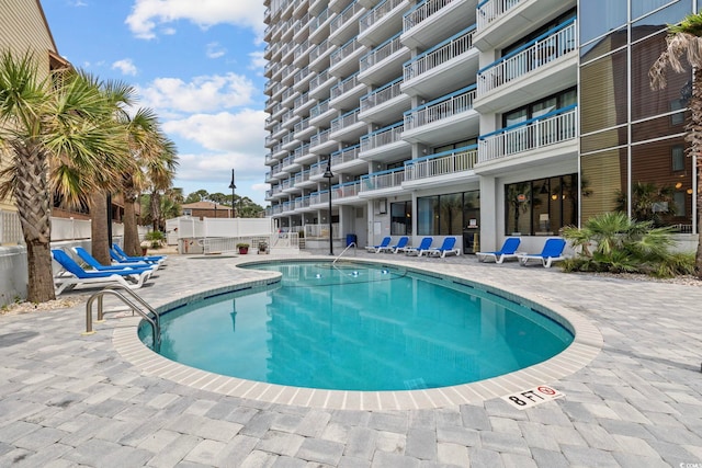 view of swimming pool