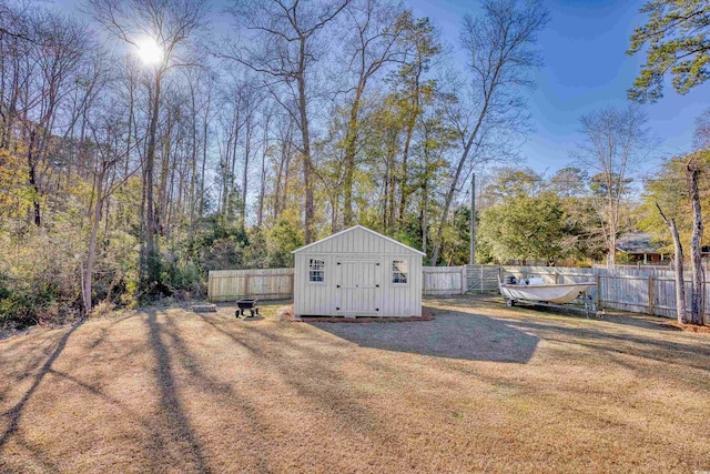 view of yard featuring a storage unit