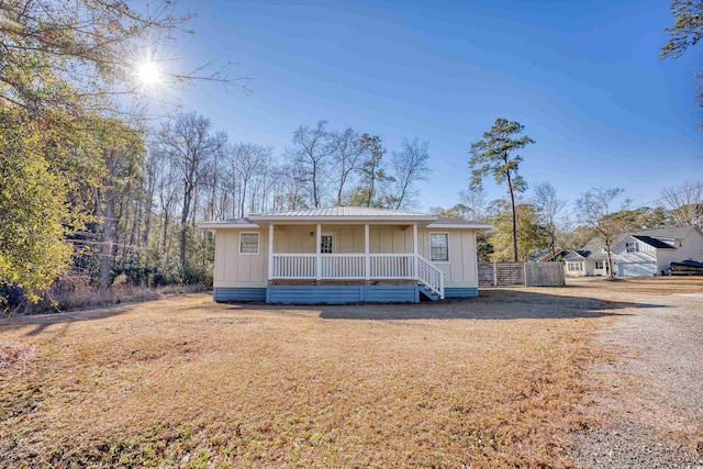 view of front of property featuring a porch and a front lawn