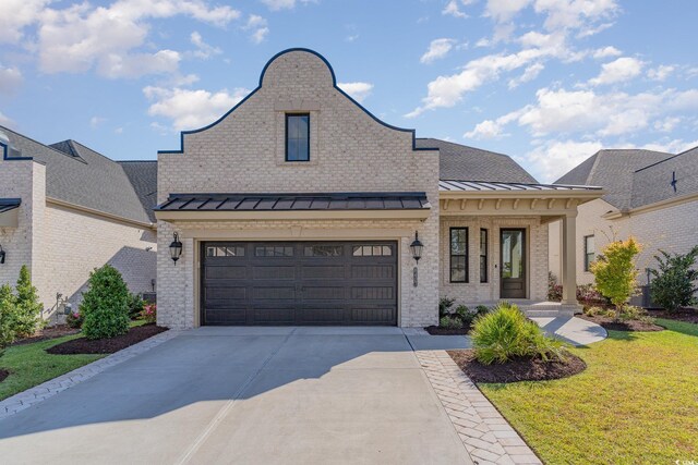 view of front of property featuring a front yard