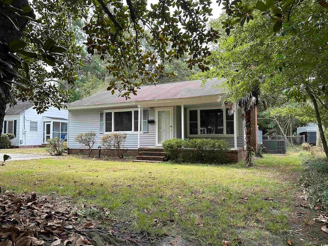 ranch-style house featuring a front lawn