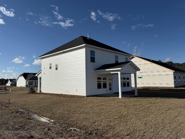 back of house featuring a yard