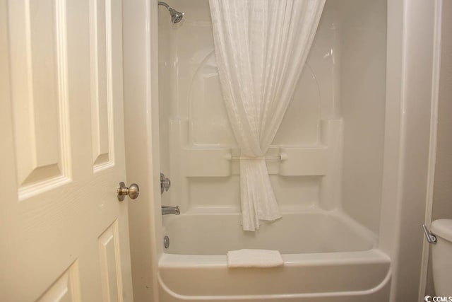 bathroom featuring toilet and shower / tub combo