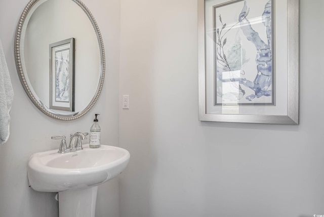 bathroom featuring sink