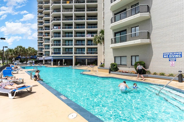 view of swimming pool