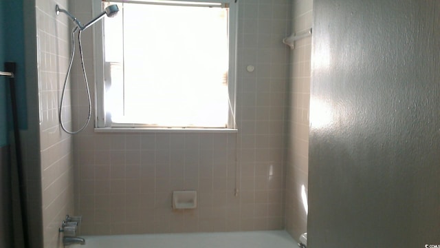 bathroom with tiled shower / bath combo