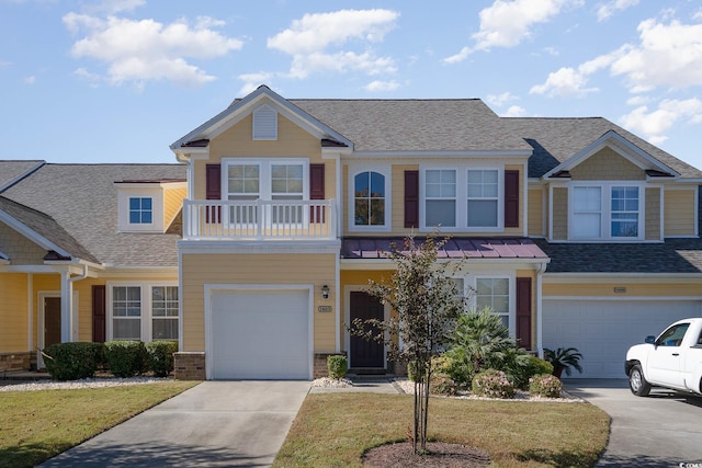 view of front of home featuring a front lawn and a garage