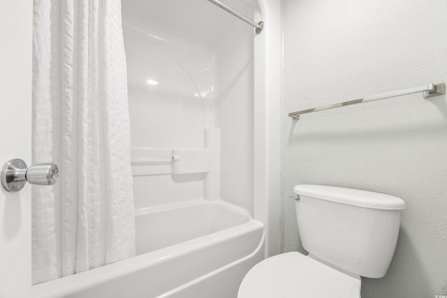 bathroom featuring toilet and shower / bath combo with shower curtain