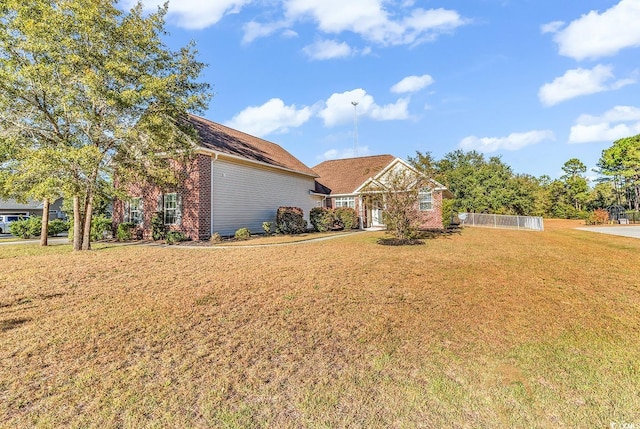 view of front of home featuring a front yard