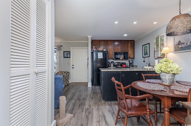 118 Salt Marsh Cir Unit 25-I, Pawleys Island, SC 29585 - kitchen with black appliances, a peninsula, crown molding, wood finished floors, and recessed lighting