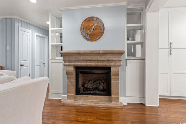 living room with dark wood-type flooring and crown molding