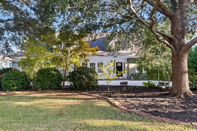 view of front of property featuring a front yard