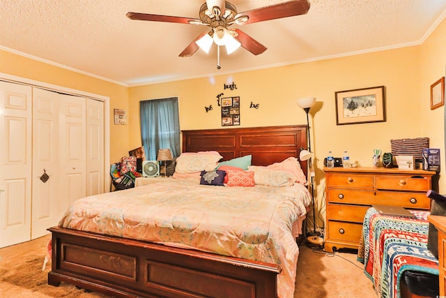 bedroom featuring light carpet, crown molding, ceiling fan, and a textured ceiling