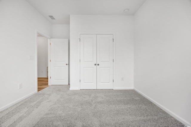 unfurnished bedroom with carpet flooring and a closet