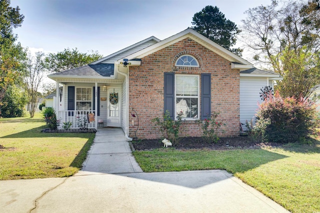 view of front facade with covered porch and a front yard