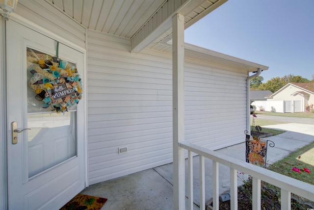 entrance to property featuring covered porch