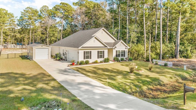 view of front of property featuring a front lawn