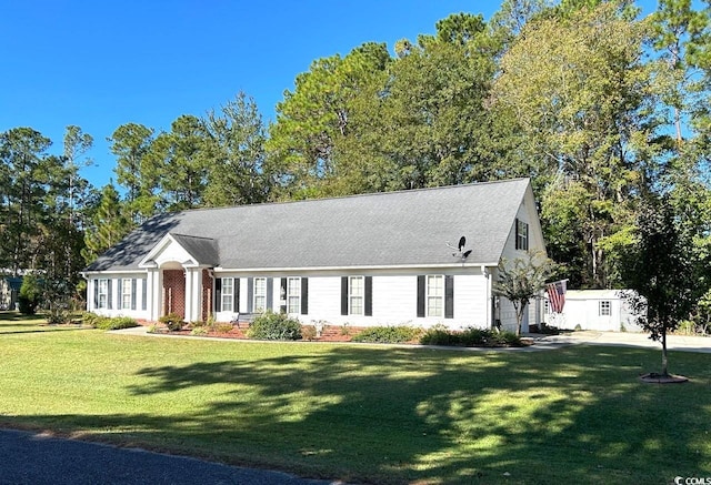 view of front of home featuring a front lawn